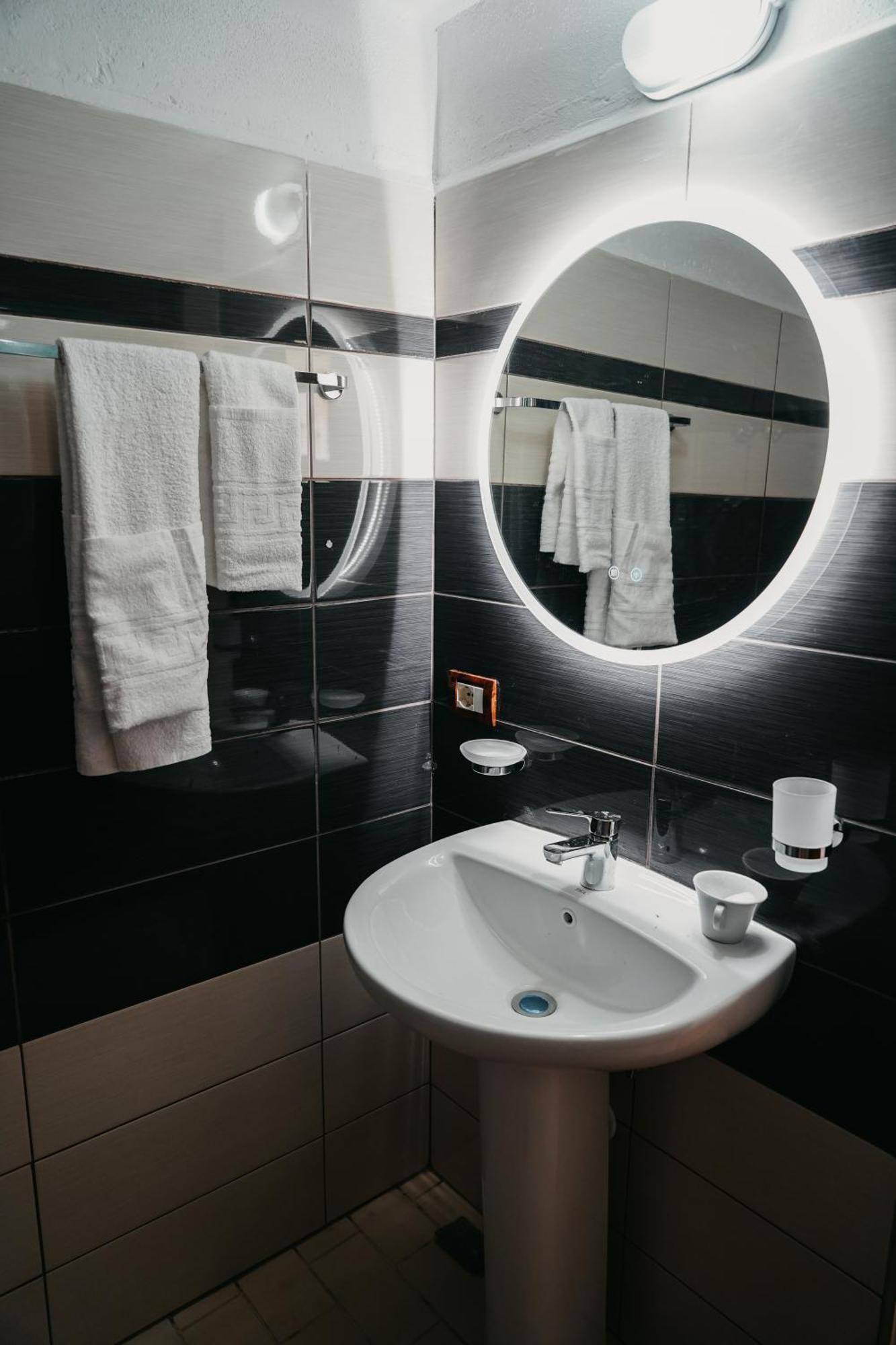 Hotel Bujtina Anlu Nepravishte Zewnętrze zdjęcie